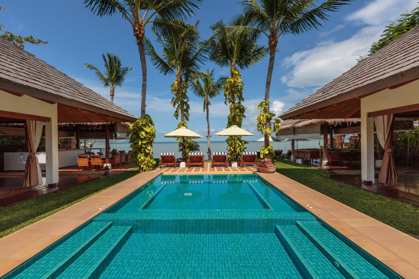 Beachfront 6-bedrooms full service villa with 17 - meters pool in Chaweng beach Koh Samui (Bbq area, big outdoor and indoor common area, great for retreats)