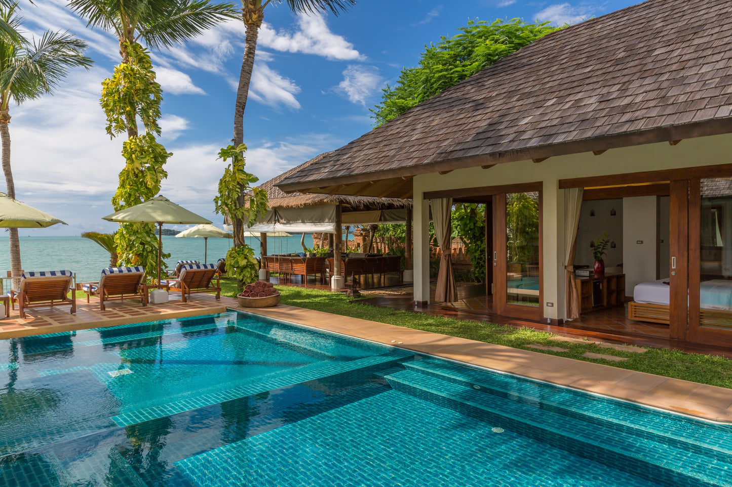 Beachfront 6-bedrooms full service villa with 17 - meters pool in Chaweng beach Koh Samui (Bbq area, big outdoor and indoor common area, great for retreats)