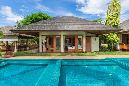 Beachfront 6-bedrooms full service villa with 17 - meters pool in Chaweng beach Koh Samui (Bbq area, big outdoor and indoor common area, great for retreats)