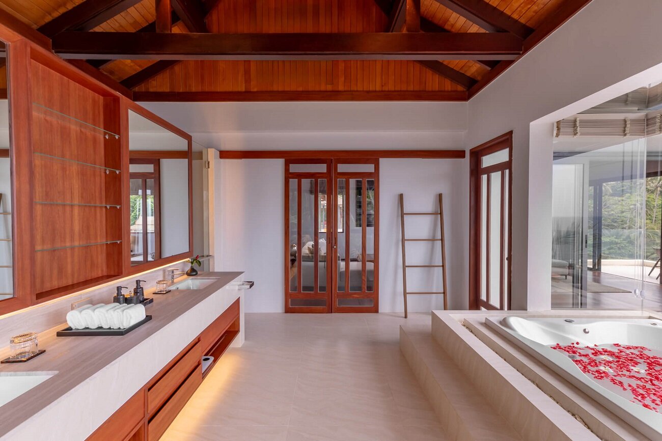 The Charming rock seaview 5-bedrooms villa on Millionaire’s Mile in Kamala beach (with private entrance to the beach)