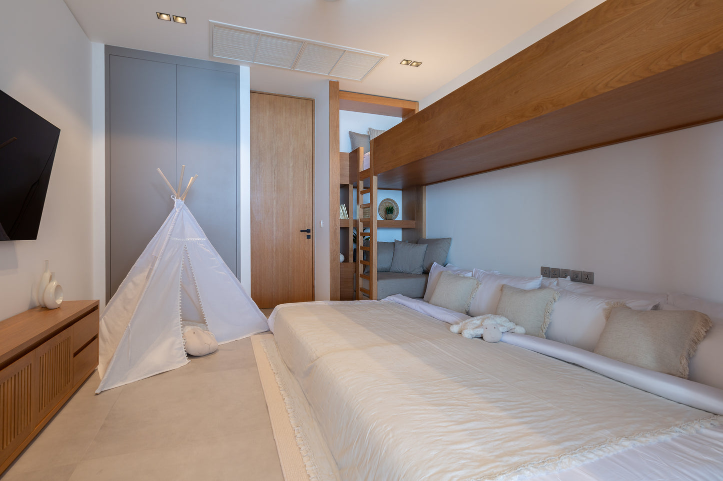 Stunning seaview 4-bedrooms villa on the hill on North Chaweng (could be combined with neighbor 5bd villa, for events max. 60 guests)