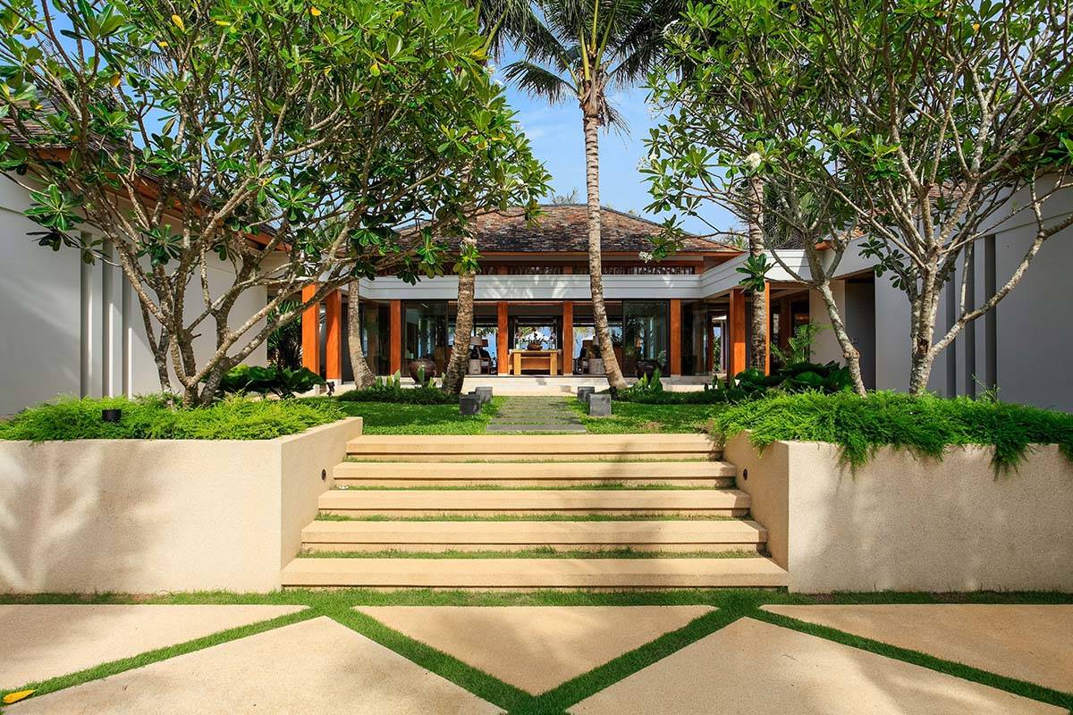 Beachfront 7-bedrooms paradise villa in Natai beach (with 20-metre pool, big spa zone)