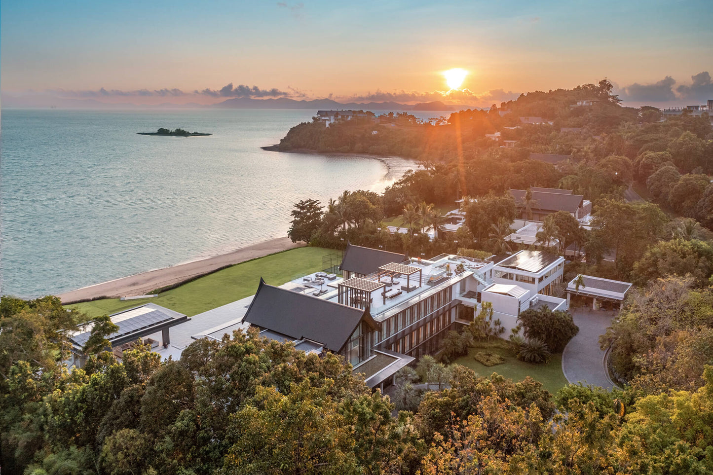 Beachfront 7-bedrooms with private beach villa in Cape Yamu (sauna, cinema room, game room, 2 infinity swimming pools, bar, BBQ)