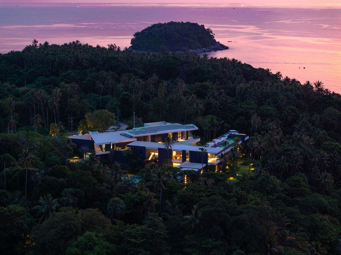 Seaview full service private 11-bedrooms villa in Kata beach (Poker room, dining room private chef japanese mediterranean and thai cuisine, makeup room, massage room, pickleball area, golf mini, cinema room, sundeck for yoga, private gym, kids pool)