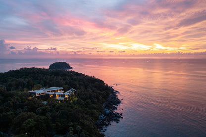 Seaview full service private 11-bedrooms villa in Kata beach (Poker room, dining room private chef japanese mediterranean and thai cuisine, makeup room, massage room, pickleball area, golf mini, cinema room, sundeck for yoga, private gym, kids pool)