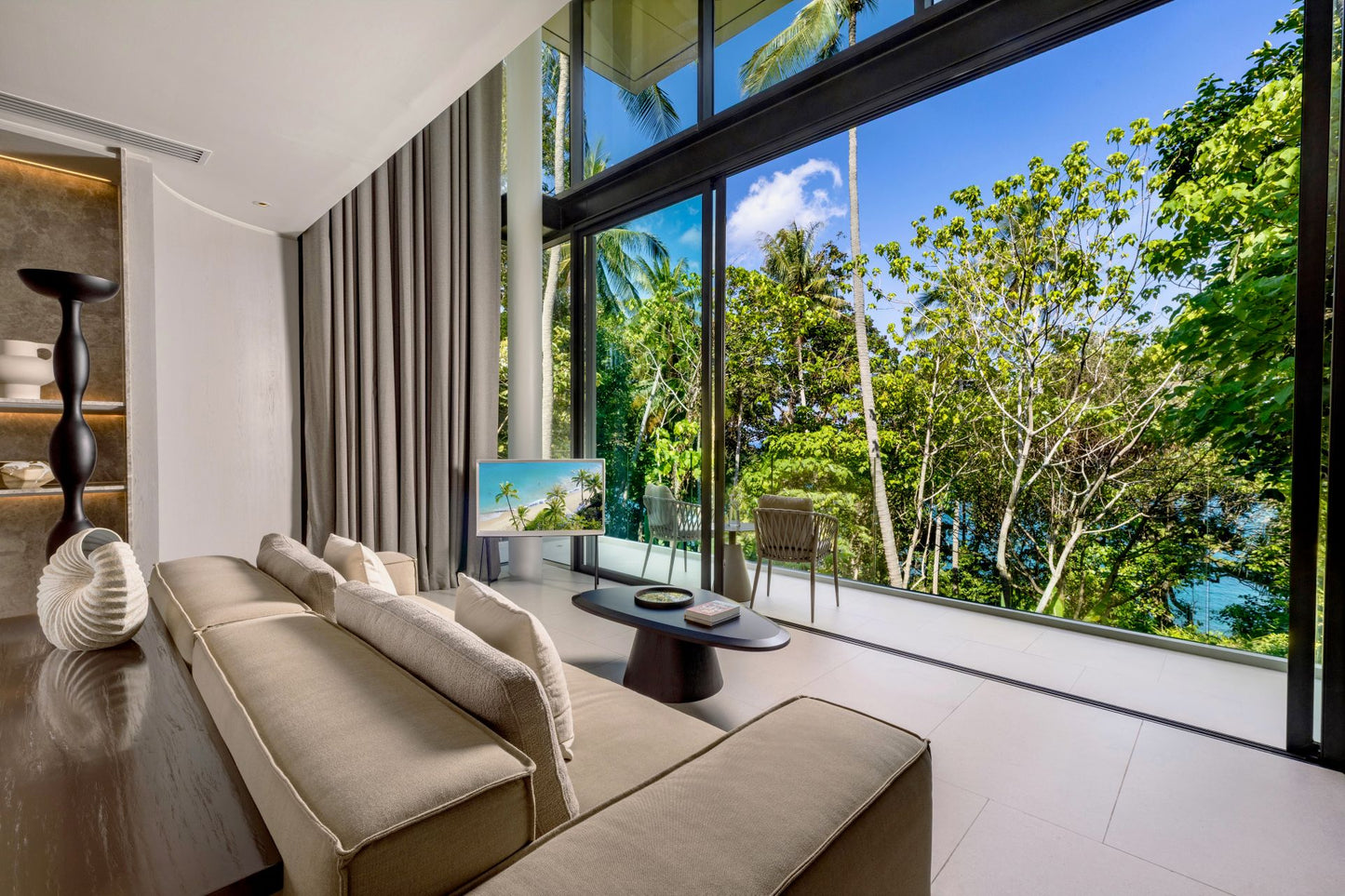Seaview full service private 11-bedrooms villa in Kata beach (Poker room, dining room private chef japanese mediterranean and thai cuisine, makeup room, massage room, pickleball area, golf mini, cinema room, sundeck for yoga, private gym, kids pool)