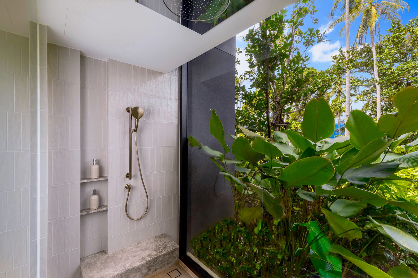 Seaview full service private 11-bedrooms villa in Kata beach (Poker room, dining room private chef japanese mediterranean and thai cuisine, makeup room, massage room, pickleball area, golf mini, cinema room, sundeck for yoga, private gym, kids pool)