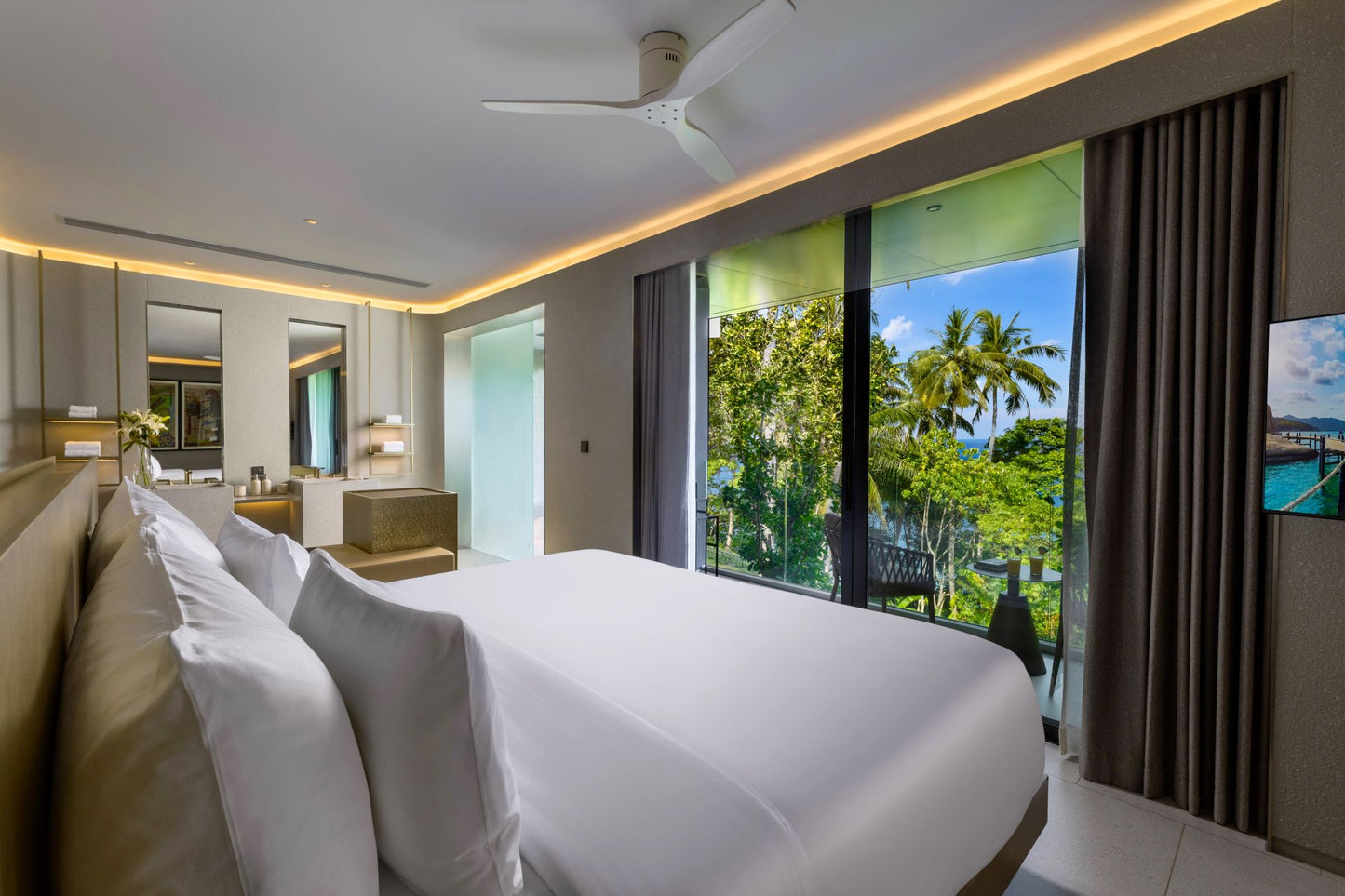 Seaview full service private 11-bedrooms villa in Kata beach (Poker room, dining room private chef japanese mediterranean and thai cuisine, makeup room, massage room, pickleball area, golf mini, cinema room, sundeck for yoga, private gym, kids pool)