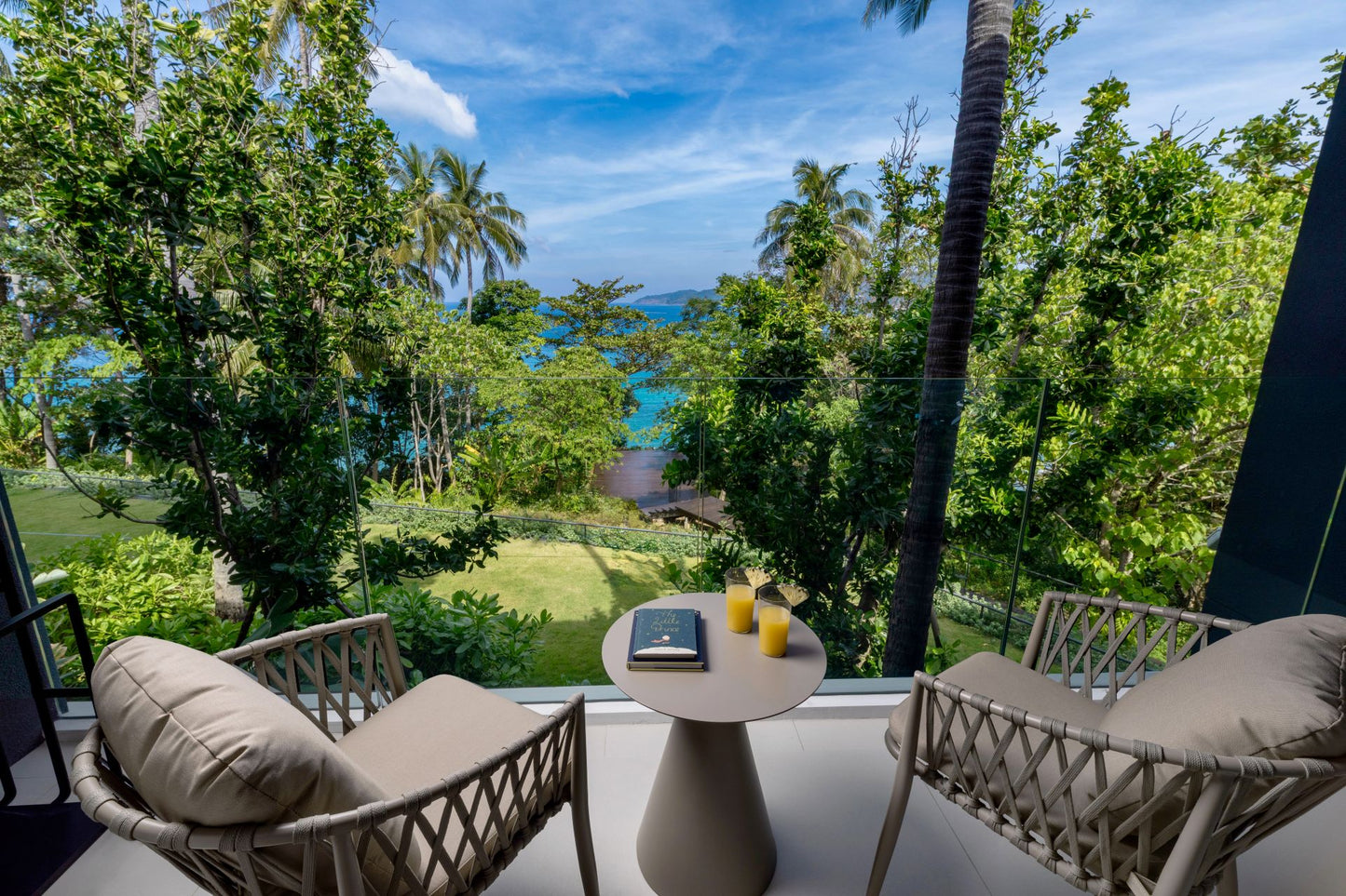 Seaview full service private 11-bedrooms villa in Kata beach (Poker room, dining room private chef japanese mediterranean and thai cuisine, makeup room, massage room, pickleball area, golf mini, cinema room, sundeck for yoga, private gym, kids pool)