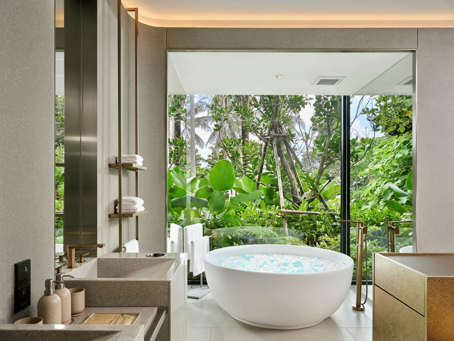 Seaview full service private 11-bedrooms villa in Kata beach (Poker room, dining room private chef japanese mediterranean and thai cuisine, makeup room, massage room, pickleball area, golf mini, cinema room, sundeck for yoga, private gym, kids pool)