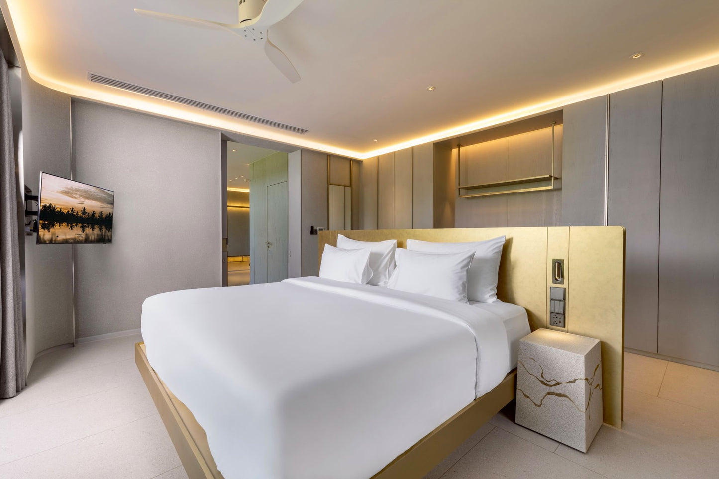 Seaview full service private 11-bedrooms villa in Kata beach (Poker room, dining room private chef japanese mediterranean and thai cuisine, makeup room, massage room, pickleball area, golf mini, cinema room, sundeck for yoga, private gym, kids pool)