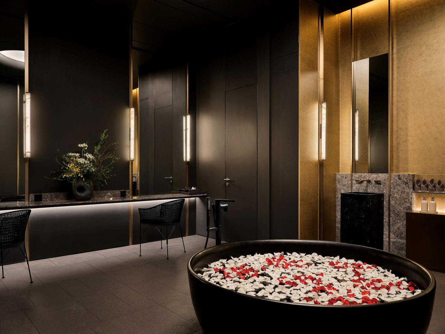 Seaview full service private 11-bedrooms villa in Kata beach (Poker room, dining room private chef japanese mediterranean and thai cuisine, makeup room, massage room, pickleball area, golf mini, cinema room, sundeck for yoga, private gym, kids pool)