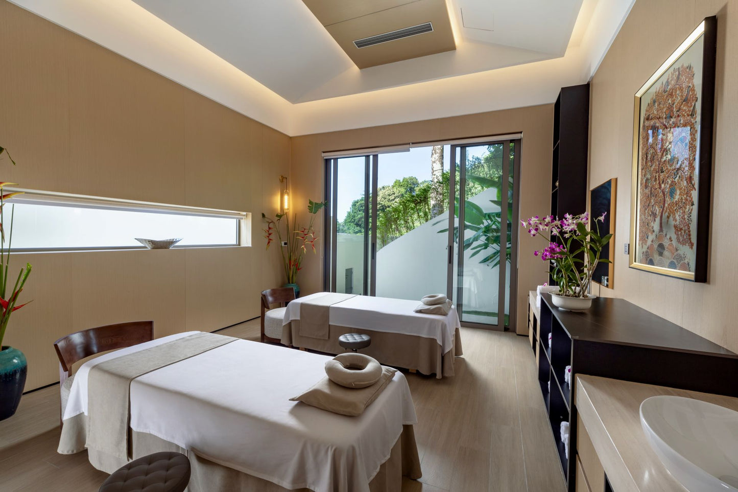 Seaview 12-bedrooms villa in Millionaire’s Mile Kamala beach (2 infinity pools, cinema, spa, gym, wine cellar)