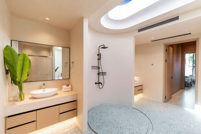 Seaview 12-bedrooms villa in Millionaire’s Mile Kamala beach (2 infinity pools, cinema, spa, gym, wine cellar)