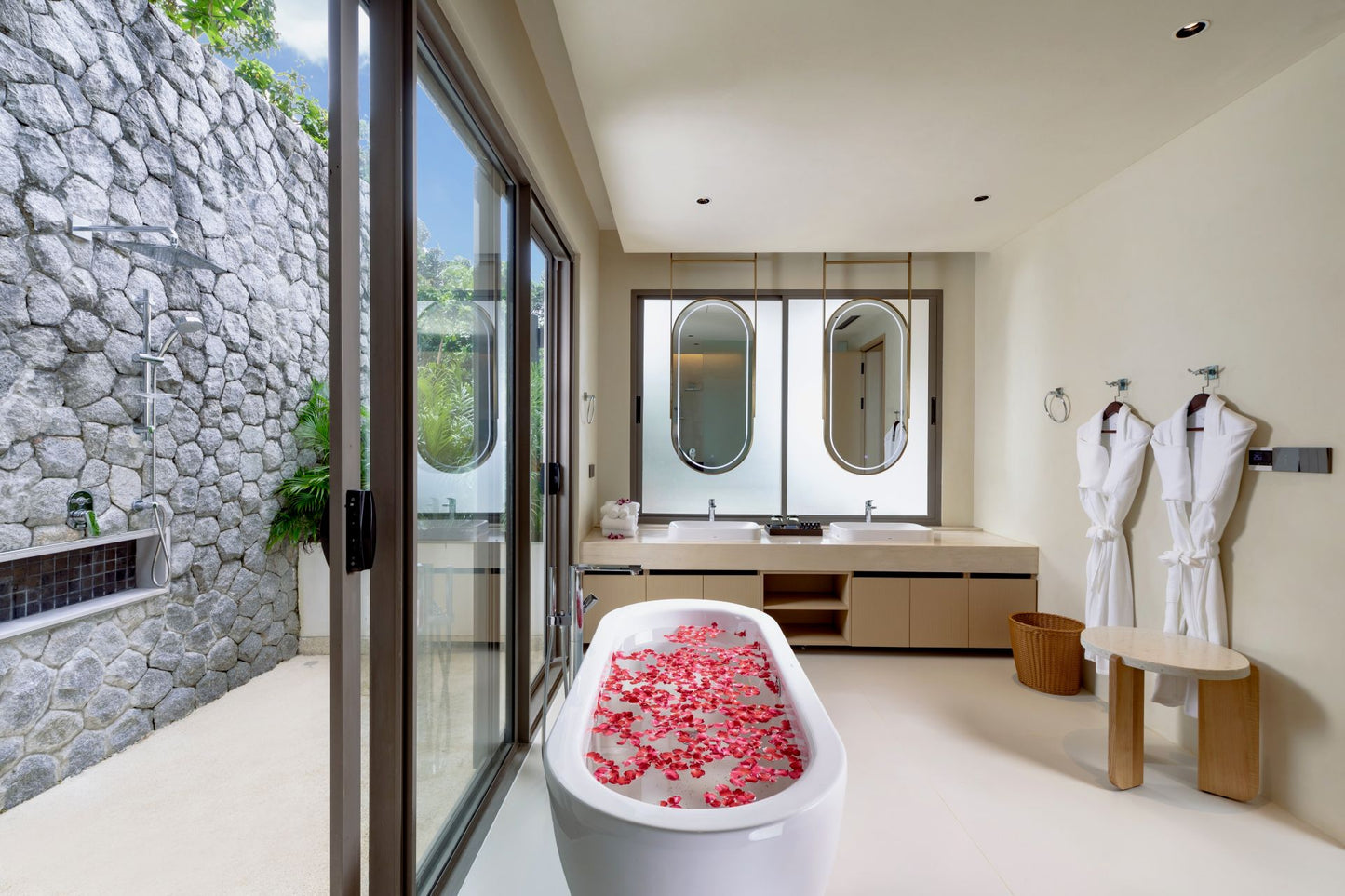 Seaview 12-bedrooms villa in Millionaire’s Mile Kamala beach (2 infinity pools, cinema, spa, gym, wine cellar)