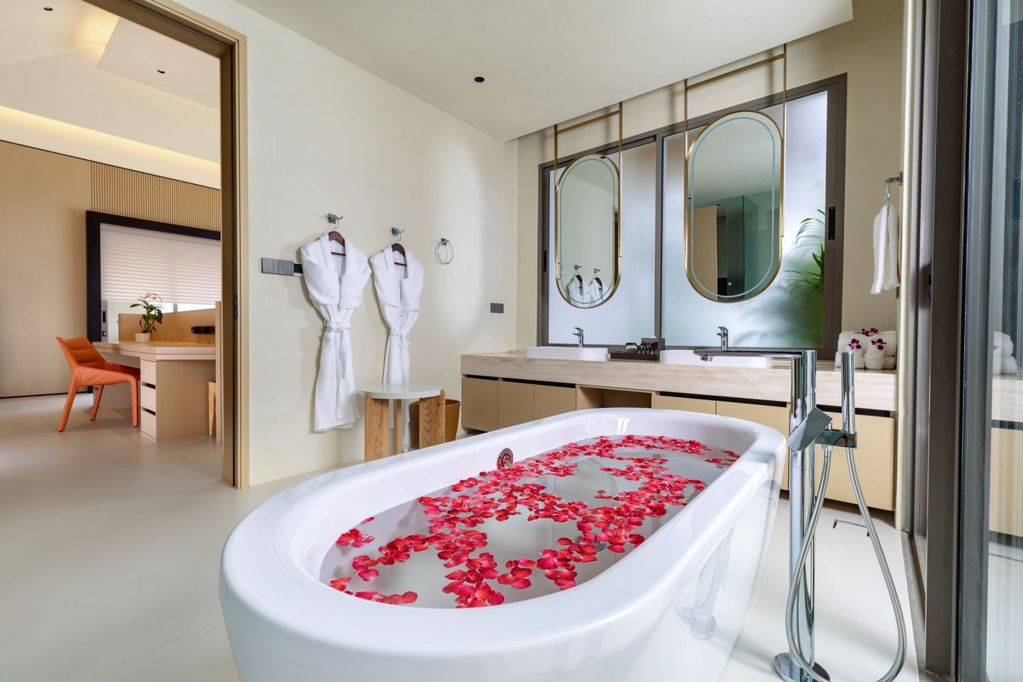 Seaview 12-bedrooms villa in Millionaire’s Mile Kamala beach (2 infinity pools, cinema, spa, gym, wine cellar)