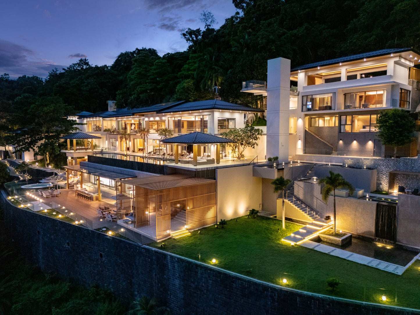 Seaview 12-bedrooms villa in Millionaire’s Mile Kamala beach (2 infinity pools, cinema, spa, gym, wine cellar)
