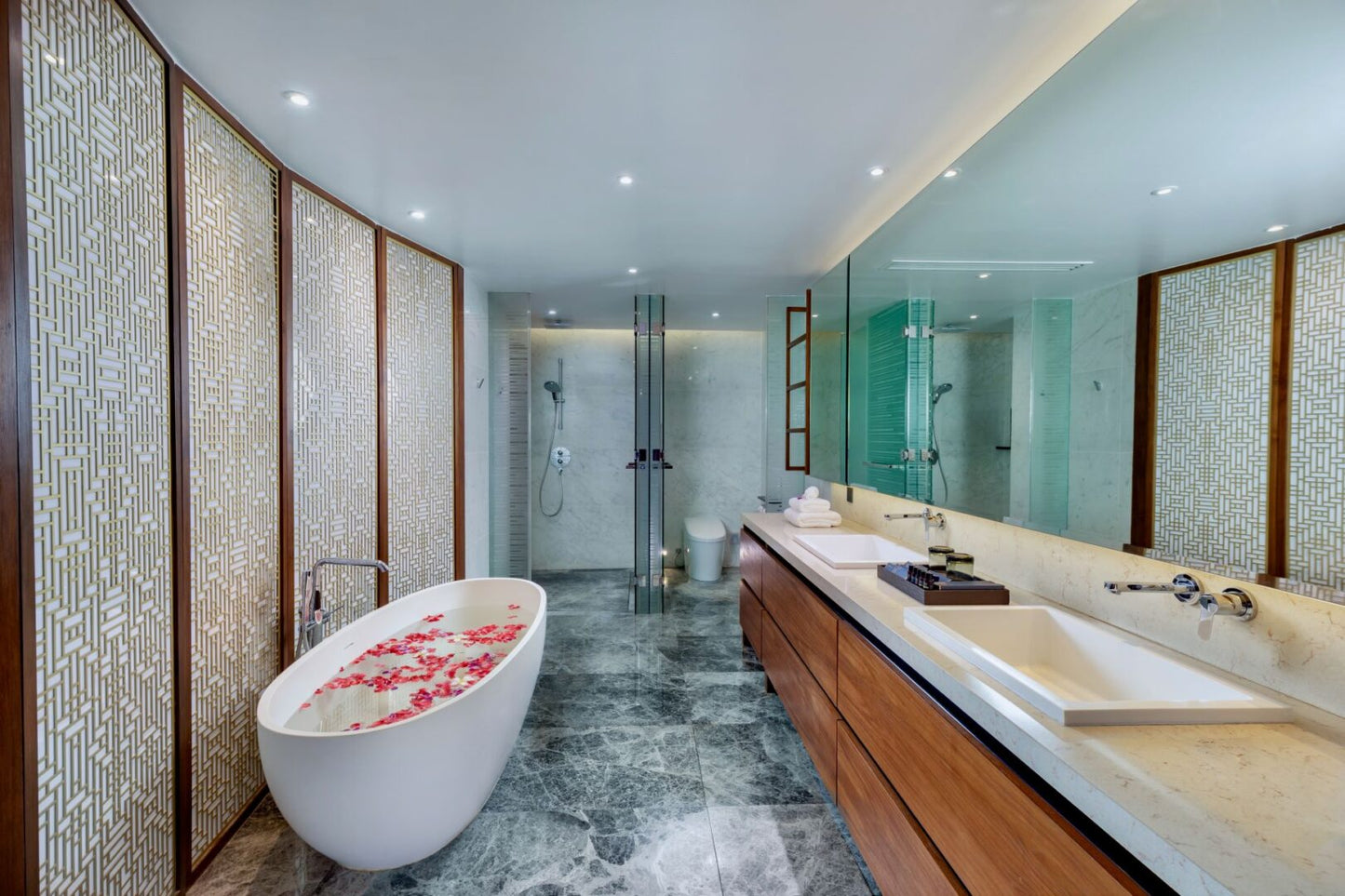 Seaview 12-bedrooms villa in Millionaire’s Mile Kamala beach (2 infinity pools, cinema, spa, gym, wine cellar)