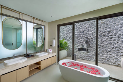 Seaview 12-bedrooms villa in Millionaire’s Mile Kamala beach (2 infinity pools, cinema, spa, gym, wine cellar)