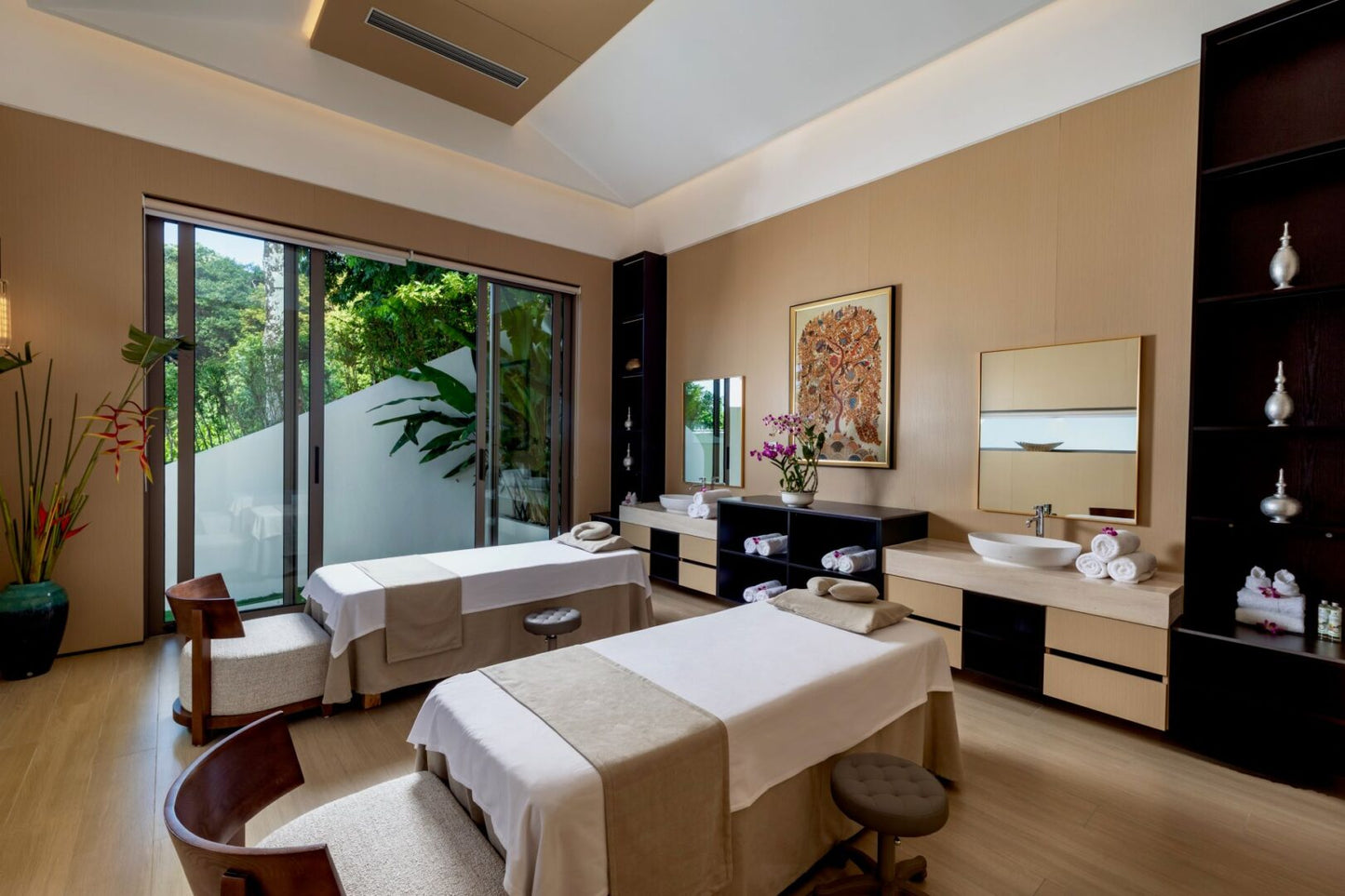 Seaview 12-bedrooms villa in Millionaire’s Mile Kamala beach (2 infinity pools, cinema, spa, gym, wine cellar)