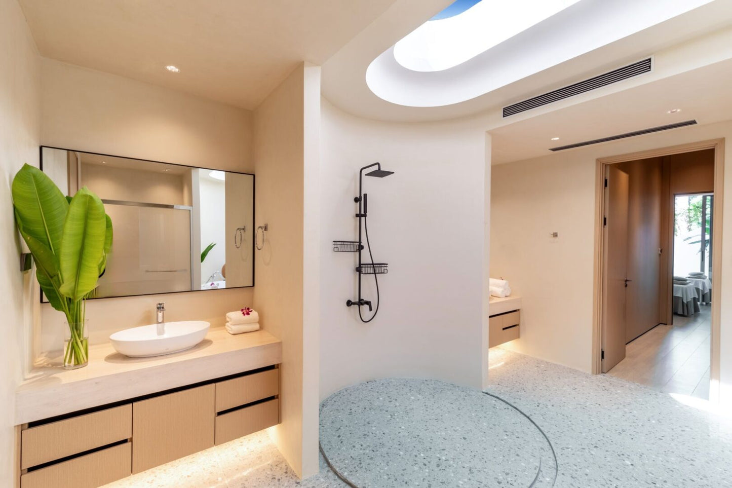 Seaview 12-bedrooms villa in Millionaire’s Mile Kamala beach (2 infinity pools, cinema, spa, gym, wine cellar)