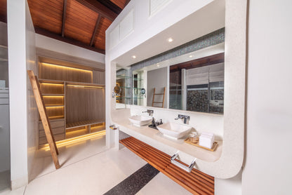 Seaview 7-bedrooms clifftop villa in Millionaire’s Mile Kamala beach (2 infinity pools, cinema, spa, gym, private chef)