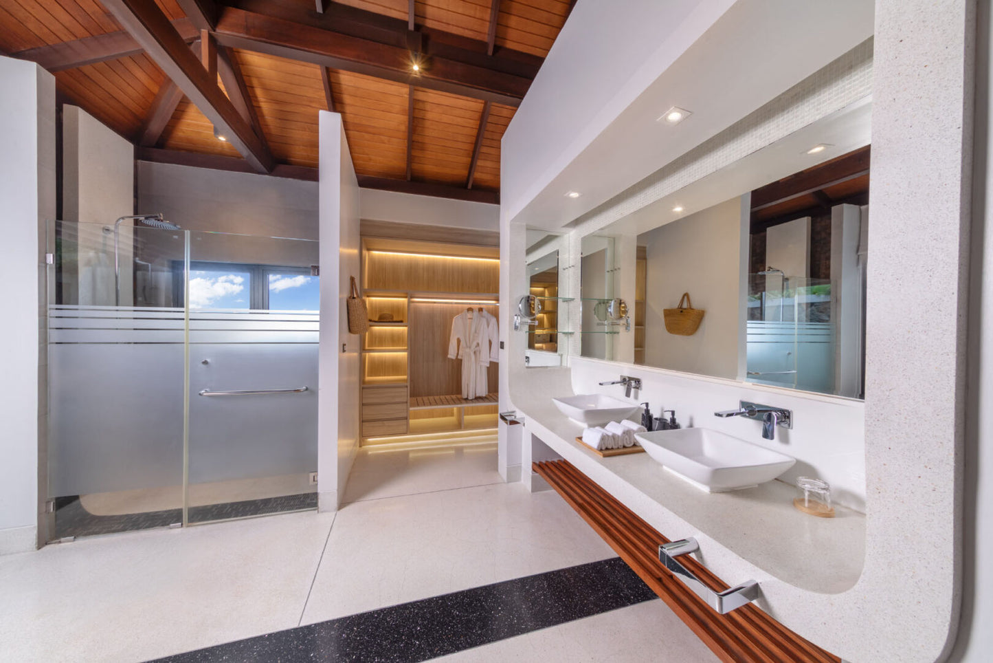 Seaview 7-bedrooms clifftop villa in Millionaire’s Mile Kamala beach (2 infinity pools, cinema, spa, gym, private chef)