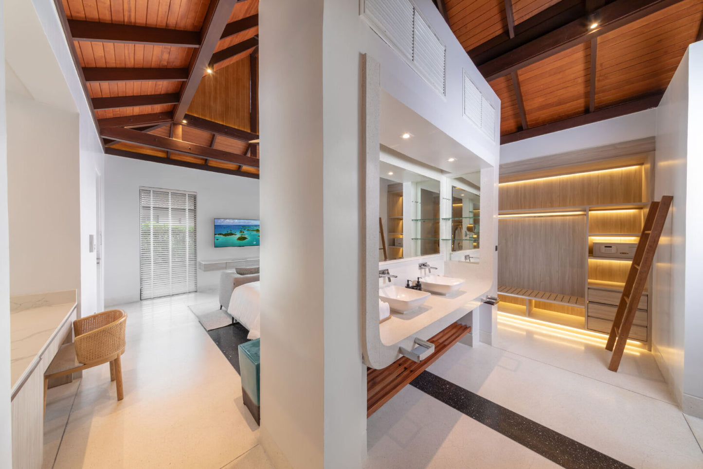 Seaview 7-bedrooms clifftop villa in Millionaire’s Mile Kamala beach (2 infinity pools, cinema, spa, gym, private chef)